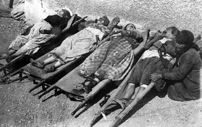 Westanatolien: Massakrierte Griechinnen und Griechen auf Tragbahren - (Ref-Nr. img001)