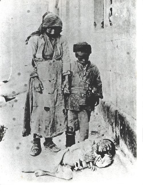 Armenische Deportierte mit verhungerndem Kind - (Ref-Nr. img041)