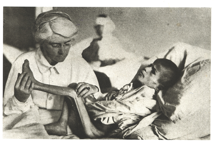 Eine amerikanische Ärztin untersucht einen armenischen Jungen - (Ref-Nr. img043)