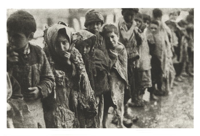 Vor dem Tor der „Waisenstadt“ - (Ref-Nr. img070)