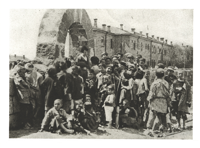 Inner- und außerhalb der Tore der „Waisenstadt“ - (Ref-Nr. img071)